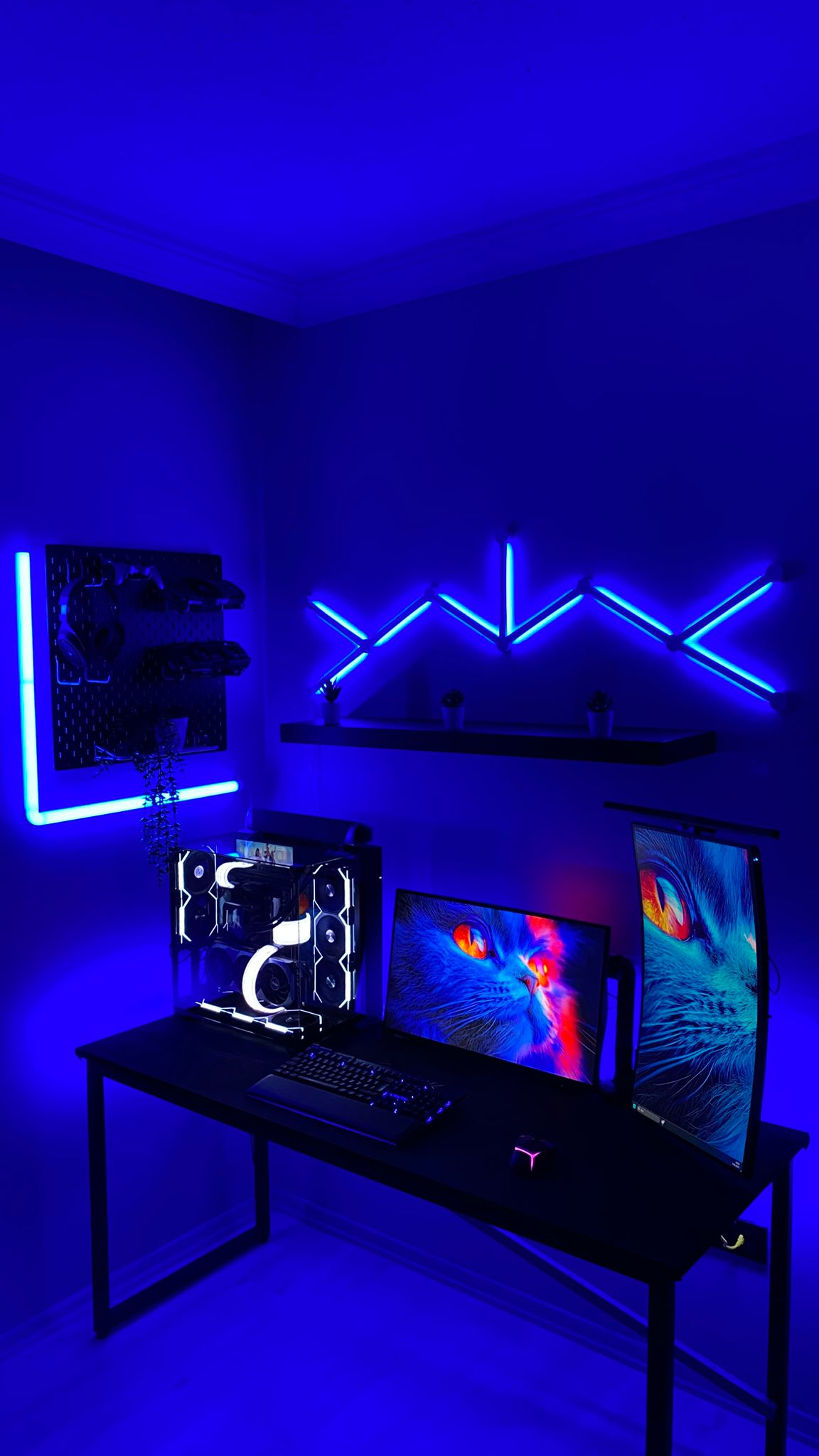 Mavi LED ışıklar, ARGB kasa ve iki monitörle kurulmuş oyun masası