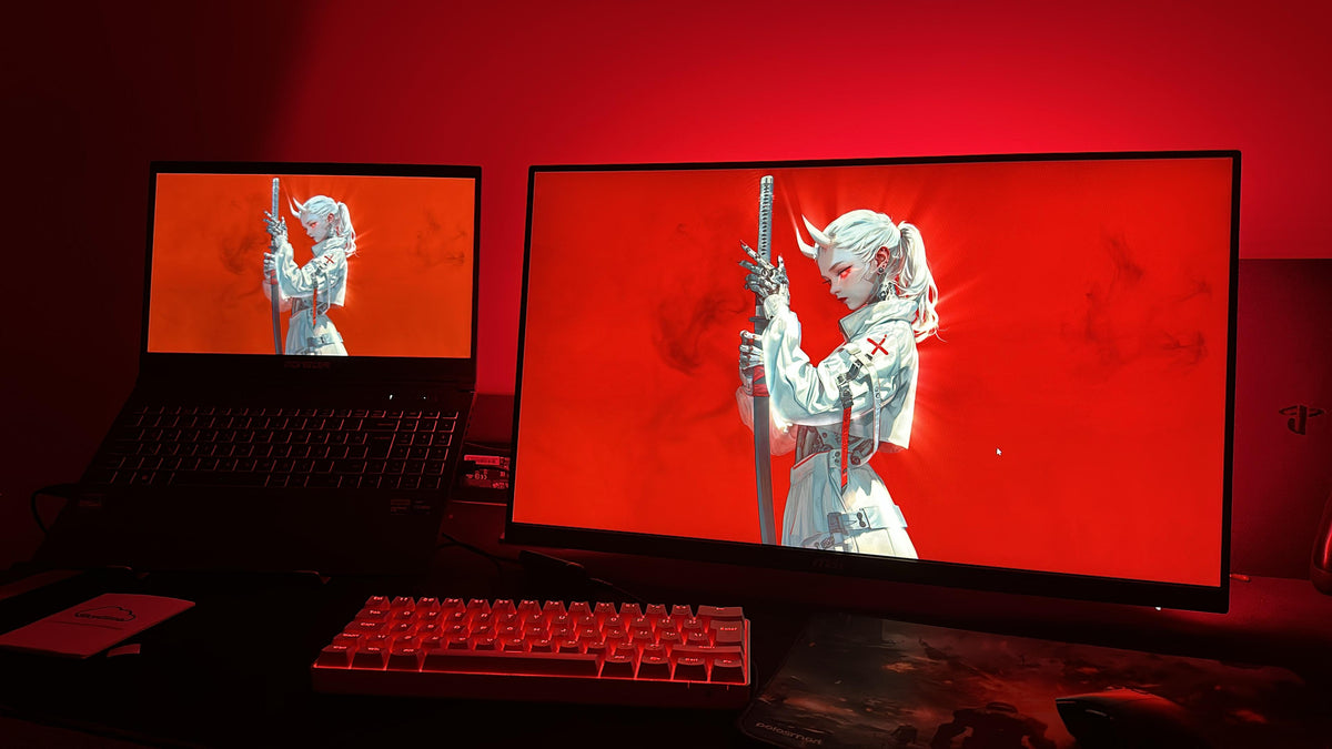 Kırmızı ambilight ışığıyla aydınlanan iki monitörlü masa