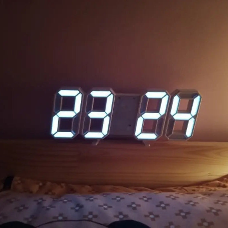 Modern tasarımlı LED dijital saat, masa ve duvar kullanımı için uygundur. Şık ve minimal bir dekoratif aksesuar.